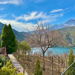 Guest house Lakeview Escape, Koman